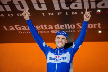 Prato Nevoso, İtalya 24 Mayıs 2018: Maximilian Schachmann, podyum Quickstep takım İtalya Bisiklet turu 2018 Prato Nevoso varış ile 18 zaferi kutluyor.