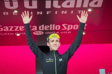 Prato Nevoso, İtalya 24 Mayıs 2018: Simon yaman, Mitchelton Scott takımı, podyum kutluyor İtalya Bisiklet turu 2018 en iyi dağcı olmak.