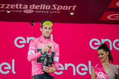 Prato Nevoso, İtalya 24 Mayıs 2018: Simon yaman, Mitchelton Scott takımı, podyum pembe Jersey'deki kutluyor İtalya Bisiklet turu 2018 genel sınıflandırılması lider olmak.