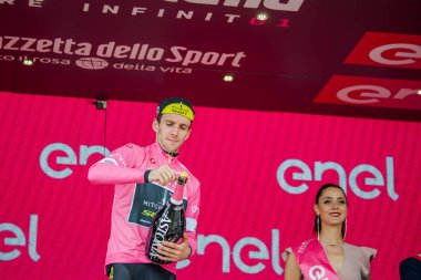 Prato Nevoso, İtalya 24 Mayıs 2018: Simon yaman, Mitchelton Scott takımı, podyum pembe Jersey'deki kutluyor İtalya Bisiklet turu 2018 genel sınıflandırılması lider olmak.