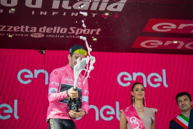 Prato Nevoso, İtalya 24 Mayıs 2018: Simon yaman, Mitchelton Scott takımı, podyum pembe Jersey'deki kutluyor İtalya Bisiklet turu 2018 genel sınıflandırılması lider olmak.