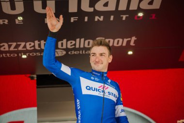 Prato Nevoso, İtalya 24 Mayıs 2018: Elia Viviani, podyum Quickstep takım kutluyor İtalya Bisiklet turu 2018 en iyi atlet olmak.