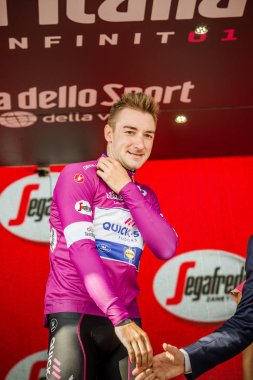 Prato Nevoso, İtalya 24 Mayıs 2018: Elia Viviani, podyum mor Jersey'deki Quickstep takım kutluyor İtalya Bisiklet turu 2018 en iyi atlet olmak.