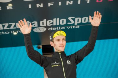 Prato Nevoso, İtalya 24 Mayıs 2018: Simon yaman, Mitchelton Scott takımı, podyum kutluyor İtalya Bisiklet turu 2018 en iyi dağcı olmak.
