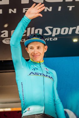 Prato Nevoso, İtalya 24 Mayıs 2018: Miguel Angel Lopez, podyum Astana Team kutluyor İtalya Bisiklet turu 2018 en iyi genç binici olmak.