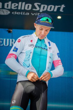 Prato Nevoso, İtalya 24 Mayıs 2018: Miguel Angel Lopez, Astana takımda podyumda Beyaz mayoyu kutluyor İtalya Bisiklet turu 2018 en iyi genç binici olmak.