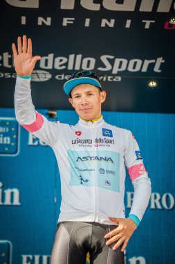 Prato Nevoso, İtalya 24 Mayıs 2018: Miguel Angel Lopez, Astana takımda podyumda Beyaz mayoyu kutluyor İtalya Bisiklet turu 2018 en iyi genç binici olmak.