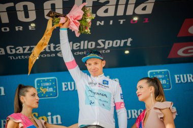 Prato Nevoso, İtalya 24 Mayıs 2018: Miguel Angel Lopez, Astana takımda podyumda Beyaz mayoyu kutluyor İtalya Bisiklet turu 2018 en iyi genç binici olmak.