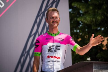 Abbiategrasso, İtalya 24 Mayıs 2018: Profesyonel bisikletçi podyum imza İtalya 2018 Tur zor dağ aşamasında daha önce üzerinde.