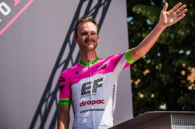 Abbiategrasso, İtalya 24 Mayıs 2018: Profesyonel bisikletçi podyum imza İtalya 2018 Tur zor dağ aşamasında daha önce üzerinde.