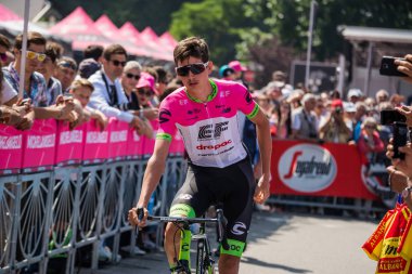 Abbiategrasso, İtalya 24 Mayıs 2018: Profesyonel bisikletçi podyum imzalar önce İtalya 2018 Tur zor dağ aşaması için veri transferi.