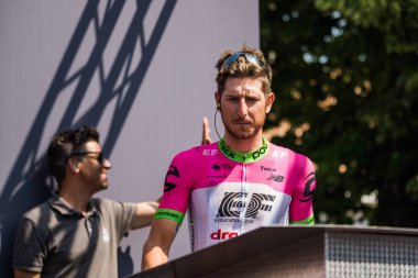 Abbiategrasso, İtalya 24 Mayıs 2018: Profesyonel bisikletçi podyum imza İtalya 2018 Tur zor dağ aşamasında daha önce üzerinde.