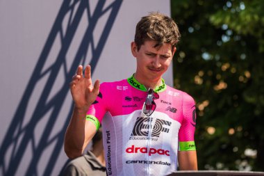 Abbiategrasso, İtalya 24 Mayıs 2018: Profesyonel bisikletçi podyum imza İtalya 2018 Tur zor dağ aşamasında daha önce üzerinde.