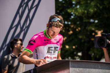 Abbiategrasso, İtalya 24 Mayıs 2018: Profesyonel bisikletçi podyum imza İtalya 2018 Tur zor dağ aşamasında daha önce üzerinde.