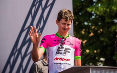 Abbiategrasso, İtalya 24 Mayıs 2018: Profesyonel bisikletçi podyum imza İtalya 2018 Tur zor dağ aşamasında daha önce üzerinde.