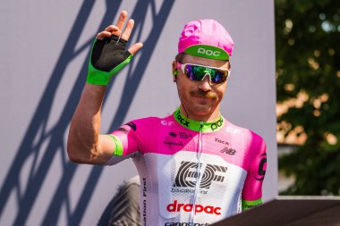 Abbiategrasso, İtalya 24 Mayıs 2018: Profesyonel bisikletçi podyum imza İtalya 2018 Tur zor dağ aşamasında daha önce üzerinde.