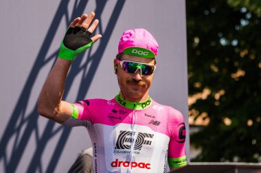 Abbiategrasso, İtalya 24 Mayıs 2018: Profesyonel bisikletçi podyum imza İtalya 2018 Tur zor dağ aşamasında daha önce üzerinde.