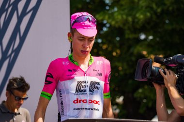 Abbiategrasso, İtalya 24 Mayıs 2018: Profesyonel bisikletçi podyum imza İtalya 2018 Tur zor dağ aşamasında daha önce üzerinde.