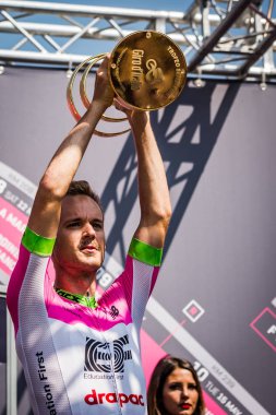 Abbiategrasso, İtalya 24 Mayıs 2018: İtalya 2018 Tur zor dağ sahne önce podyum imza tarihinde kupa ile profesyonel bisikletçi Ef eğitim ilk takım oyunu.