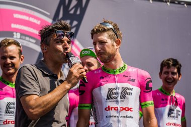 Prato Nevoso, İtalya 24 Mayıs 2018: Profesyonel bisikletçi röportajda sonra Tur İtalya 2018 Prato Nevoso varış ile en zor dağ aşaması sırasında.