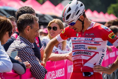 Abbiategrasso, İtalya 24 Mayıs 2018: Profesyonel bisikletçi mets hayranları daha önce İtalya 2018 Tur zor dağ aşaması.