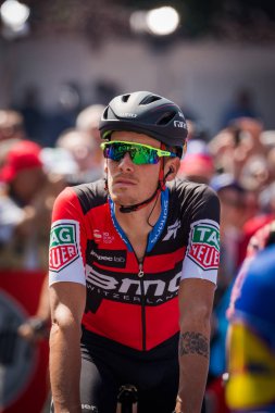 Abbiategrasso, İtalya 24 Mayıs 2018: Profesyonel bisikletçi podyum imzalar önce İtalya 2018 Tur zor dağ aşaması için veri transferi.