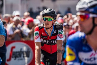 Abbiategrasso, İtalya 24 Mayıs 2018: Profesyonel bisikletçi podyum imzalar önce İtalya 2018 Tur zor dağ aşaması için veri transferi.