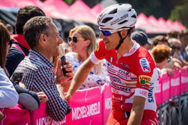 Abbiategrasso, İtalya 24 Mayıs 2018: Profesyonel bisikletçi mets hayranları daha önce İtalya 2018 Tur zor dağ aşaması.