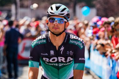 Abbiategrasso, İtalya 24 Mayıs 2018: Profesyonel bisikletçi podyum imzalar önce İtalya 2018 Tur zor dağ aşaması için veri transferi.