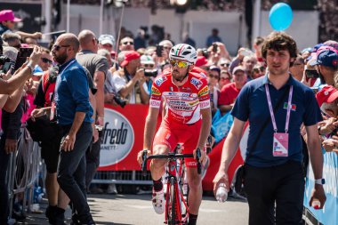 Abbiategrasso, İtalya 24 Mayıs 2018: Profesyonel bisikletçi podyum imzalar önce İtalya 2018 Tur zor dağ aşaması için veri transferi.