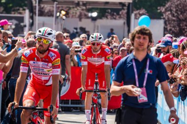 Abbiategrasso, İtalya 24 Mayıs 2018: Profesyonel bisikletçi podyum imzalar önce İtalya 2018 Tur zor dağ aşaması için veri transferi.