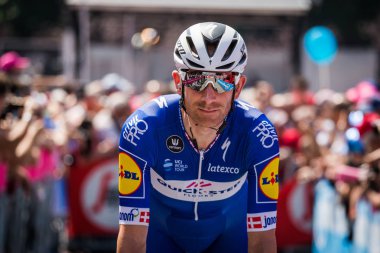 Abbiategrasso, İtalya 24 Mayıs 2018: Profesyonel bisikletçi podyum imzalar önce İtalya 2018 Tur zor dağ aşaması için veri transferi.