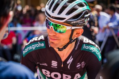 Abbiategrasso, İtalya 24 Mayıs 2018: Profesyonel bisikletçiler Cesare Benedetti, Bora Hansgrohe ekibi, başlamadan önce İtalya 2018 Tur zor dağ aşaması.