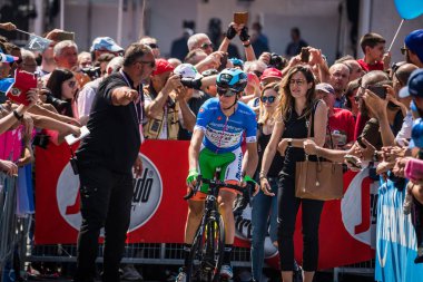 Abbiategrasso, İtalya 24 Mayıs 2018: Profesyonel bisikletçi podyum imzalar önce İtalya 2018 Tur zor dağ aşaması için veri transferi.