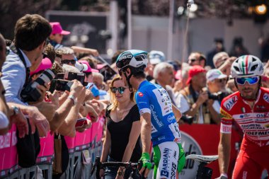 Abbiategrasso, İtalya 24 Mayıs 2018: Profesyonel bisikletçi mets hayranları daha önce İtalya 2018 Tur zor dağ aşaması.