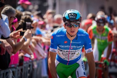 Abbiategrasso, İtalya 24 Mayıs 2018: Profesyonel bisikletçi podyum imzalar önce İtalya 2018 Tur zor dağ aşaması için veri transferi.