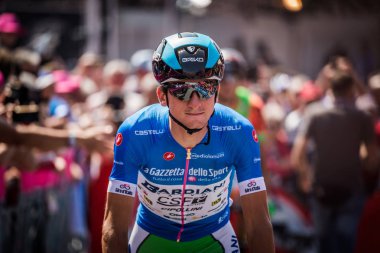 Abbiategrasso, İtalya 24 Mayıs 2018: Profesyonel bisikletçi podyum imzalar önce İtalya 2018 Tur zor dağ aşaması için veri transferi.