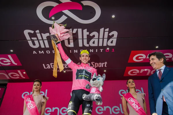 Prato Nevoso, İtalya 24 Mayıs 2018: Simon yaman, Mitchelton Scott takımı, podyum pembe Jersey'deki kutluyor İtalya Bisiklet turu 2018 genel sınıflandırılması lider olmak.