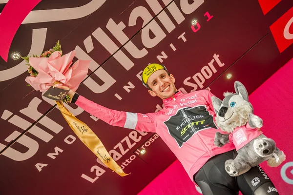 Prato Nevoso, İtalya 24 Mayıs 2018: Simon yaman, Mitchelton Scott takımı, podyum pembe Jersey'deki kutluyor İtalya Bisiklet turu 2018 genel sınıflandırılması lider olmak.