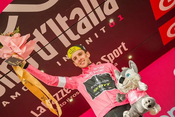 Prato Nevoso, İtalya 24 Mayıs 2018: Simon yaman, Mitchelton Scott takımı, podyum pembe Jersey'deki kutluyor İtalya Bisiklet turu 2018 genel sınıflandırılması lider olmak.