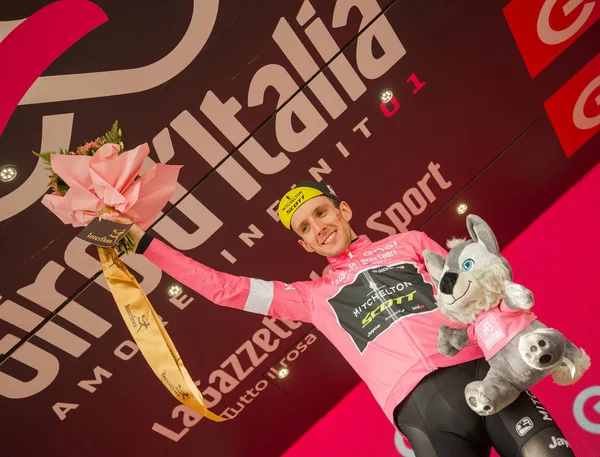 Prato Nevoso, İtalya 24 Mayıs 2018: Simon yaman, Mitchelton Scott takımı, podyum pembe Jersey'deki kutluyor İtalya Bisiklet turu 2018 genel sınıflandırılması lider olmak.