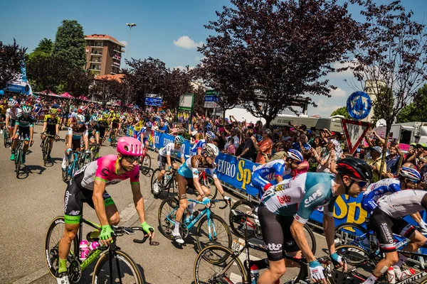 Abbiategrasso Italia Mayo 2018 Ciclistas Profesionales Comienzan Una Dura Etapa — Foto de Stock