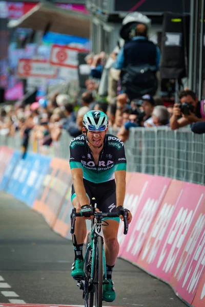 Nevoso Prato, İtalya 24 Mayıs 2018: Profesyonel bisikletçi yorgunluk yok bitiş çizgisine geçer ve Prato Nevoso varış ile dağ etap kazandı.