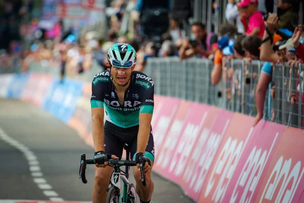 Nevoso Prato, İtalya 24 Mayıs 2018: Profesyonel bisikletçi yorgunluk yok bitiş çizgisine geçer ve Prato Nevoso varış ile dağ etap kazandı.