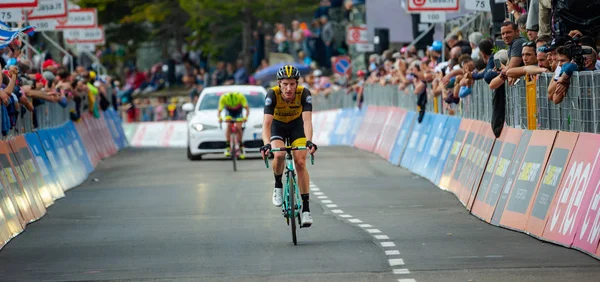 Prato Nevoso Maggio 2018 Ciclista Professionista Supera Traguardo Distrutto Dalla — Foto Stock