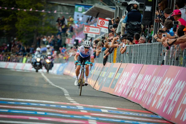 Prato Nevoso Maggio 2018 Ciclista Professionista Supera Traguardo Distrutto Dalla — Foto Stock