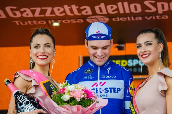Prato Nevoso, İtalya 24 Mayıs 2018: Maximilian Schachmann, podyum Quickstep takım İtalya Bisiklet turu 2018 Prato Nevoso varış ile 18 zaferi kutluyor.