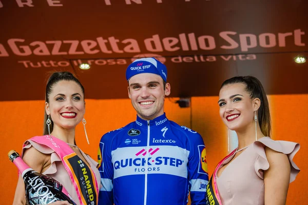 Prato Nevoso, İtalya 24 Mayıs 2018: Maximilian Schachmann, podyum Quickstep takım İtalya Bisiklet turu 2018 Prato Nevoso varış ile 18 zaferi kutluyor.