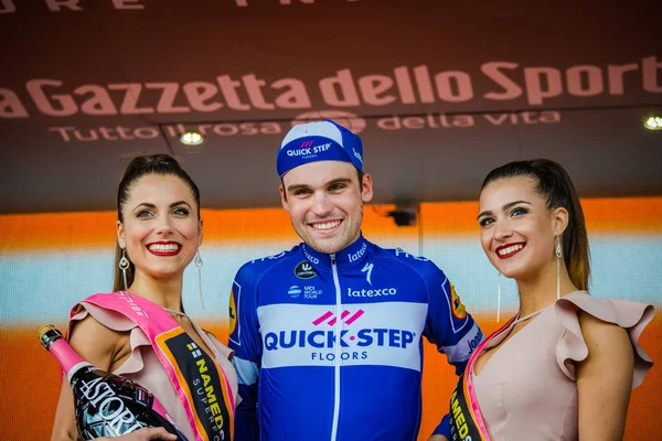 Prato Nevoso, İtalya 24 Mayıs 2018: Maximilian Schachmann, podyum Quickstep takım İtalya Bisiklet turu 2018 Prato Nevoso varış ile 18 zaferi kutluyor.
