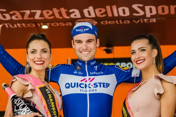 Prato Nevoso, İtalya 24 Mayıs 2018: Maximilian Schachmann, podyum Quickstep takım İtalya Bisiklet turu 2018 Prato Nevoso varış ile 18 zaferi kutluyor.